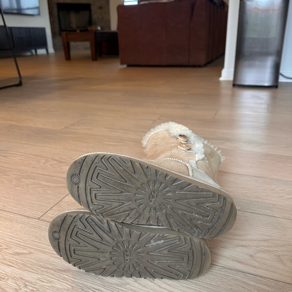 UGG Women's Bailey Button Triplet II Water Resistant Boots - Size 5 - Picture 8 of 8